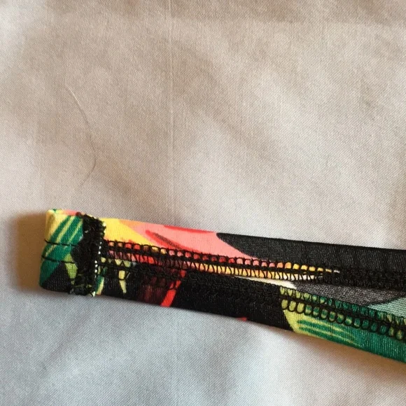 Lovely black and green bikini top by Catalina! - Picture 7 of 16